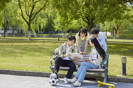 校园里的大学生小组讨论学习图片