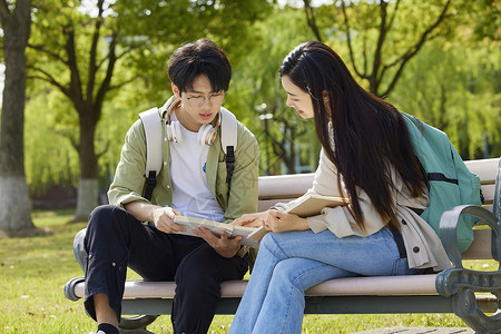 年轻大学生校园交流学习探讨图片