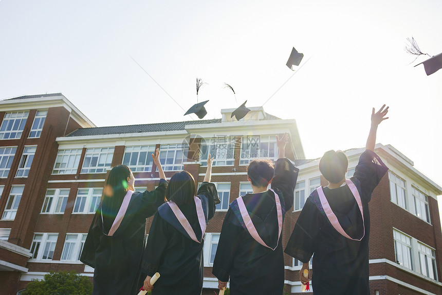 大学毕业生扔学士帽背影图片