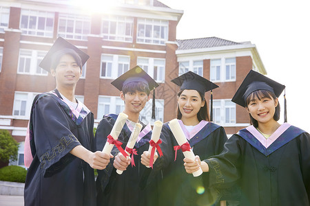 穿着学士服毕业的大学生毕业证书高清图片素材