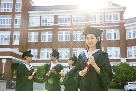 女大学生拿着毕业证书微笑毕业生高清图片素材