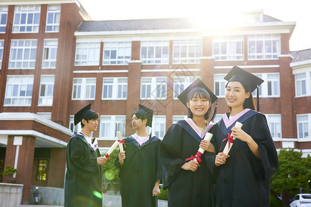 穿着学士服毕业的大学生学位帽高清图片素材