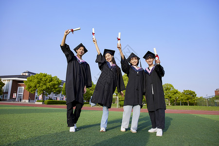 穿着学士服毕业的大学生文凭高清图片素材