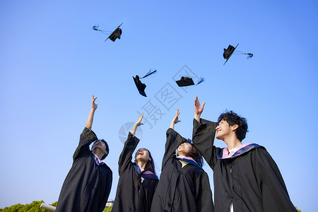 向未来出发大学毕业生将学士帽仍向空中背景