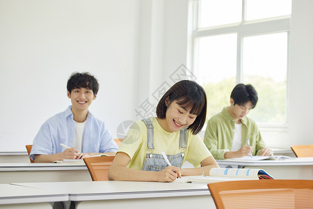 青年节文化教室里的大学生认真学习背景