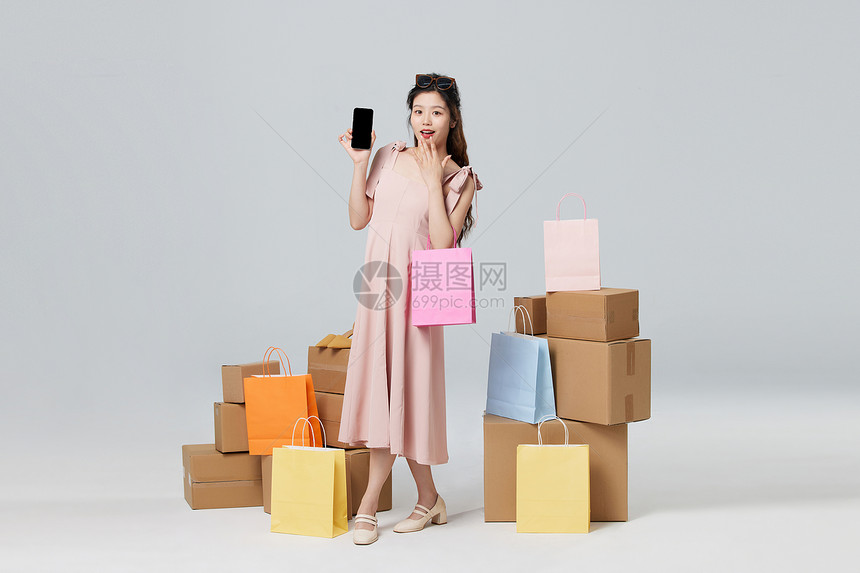 甜美女性购物节消费促销展示手机图片