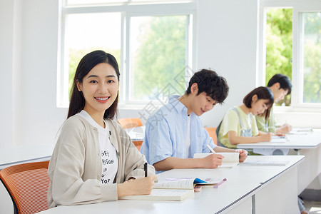 教室里自习的大学生们图片