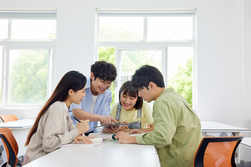 大学生小组课堂上学习交流图片