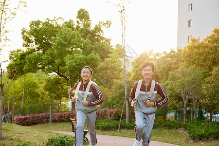 小学生放学奔跑回家背景图片