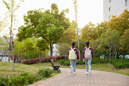 小男孩上学校园里小学生放学的背影背景