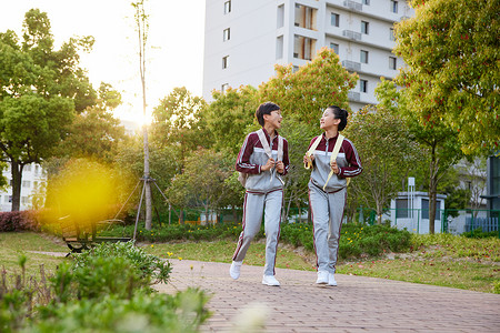 小学生上学路上交流高清图片