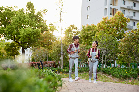 小学生放学路上交流聊天高清图片