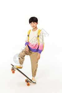 滑板小男孩全身照图片