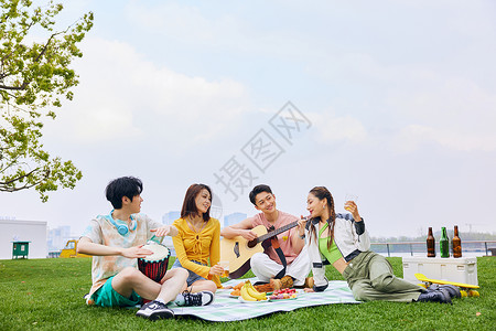 年轻人户外野餐唱歌弹琴图片