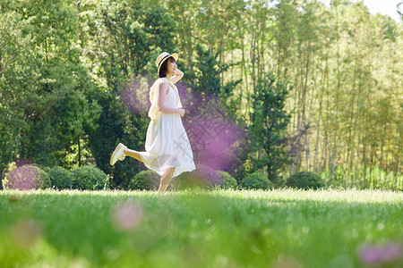 奔跑的少女可爱女生在草地上奔跑背景