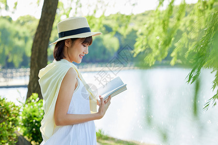 夏日室外看书的女生高清图片