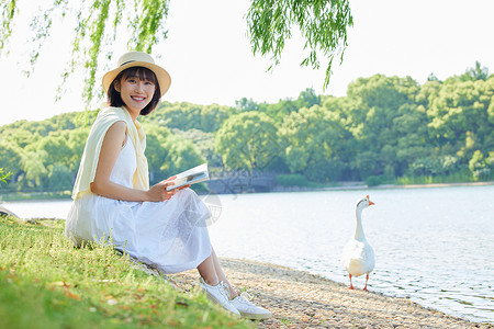 森系小清新图夏日室外看书的女生背景