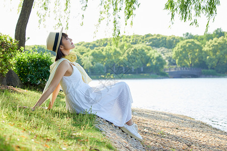 森系小清新图享受阳光的夏日女性背景