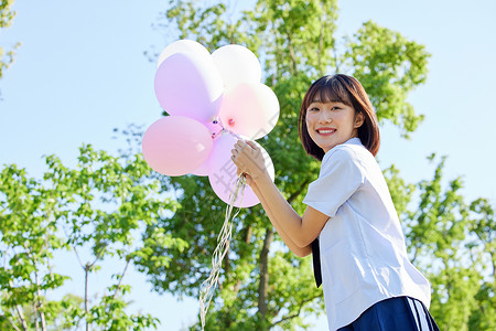 校服女生手拿气球图片素材