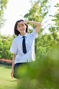 女生校服享受阳光的校服女生背景