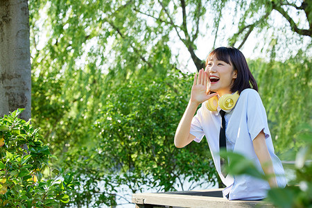 清爽女生阳光清爽女学生大声呐喊背景