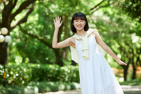 女生打招呼夏日清爽可爱女生招手背景