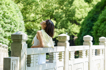 净颜享受阳光的夏日女性侧颜背景