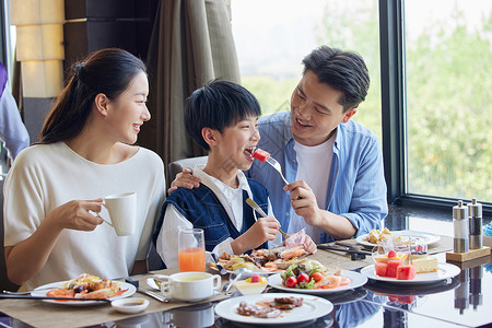 美食家庭一家人在自助餐厅开心吃饭背景