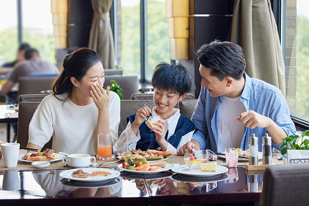 一家人吃饭、一家人在自助餐厅开心吃饭背景