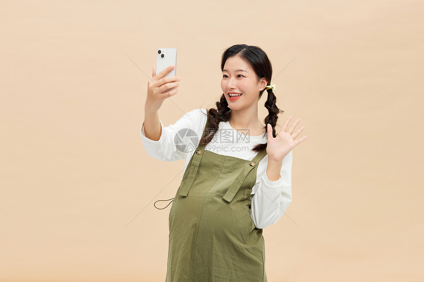 年轻活力孕妇手机自拍图片