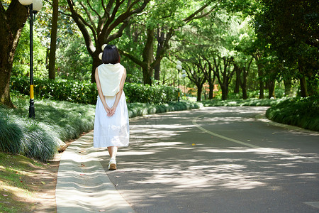 夏天可爱路标牌女孩夏日户外散步背影背景