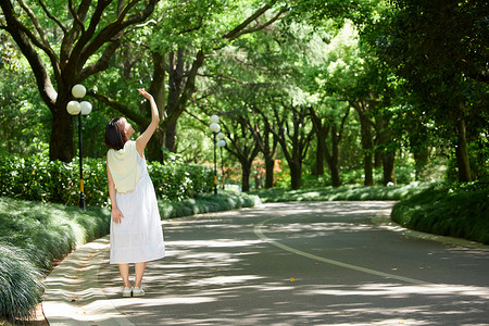 夏天可爱路标牌夏日活力青春女性背影背景