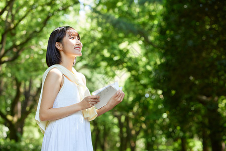 青春活力女大学生户外阅读图片