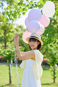 遮阳帽户外手拿气球的元气少女背景