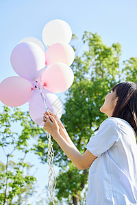 制服美女写真可爱女学生放飞气球背景