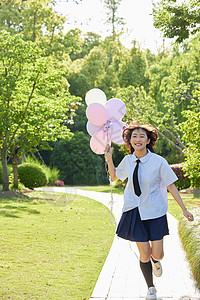 奔跑的少女户外女学生手拿气球奔跑背景