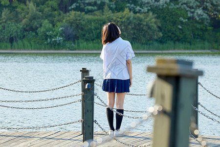 夏天可爱路标牌毕业季校服女生背影背景