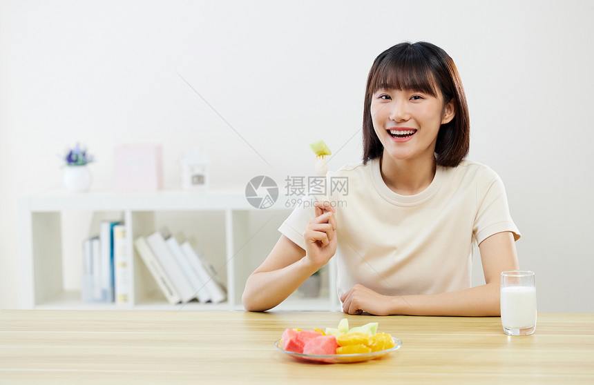 夏日女性在家吃果切形象图片