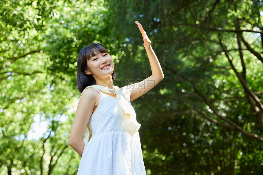 夏日阳光户外清新美女图片