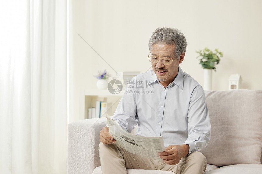 老年男性居家看报纸图片