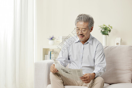 老年男性居家看报纸新闻高清图片素材