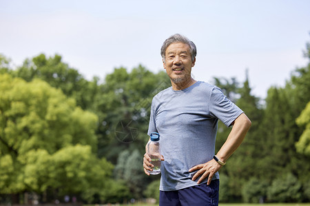 老年男性运动休息高清图片