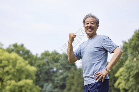 端着水杯男人老年男性运动加油形象背景