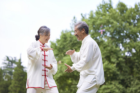 传统重阳节小报老年人太极锻炼交流背景