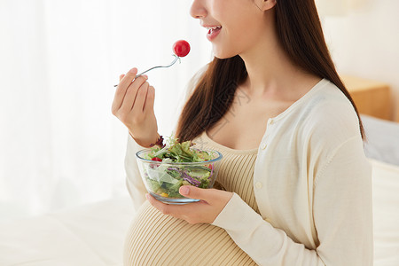 孕期营养居家待产妈妈吃沙拉背景