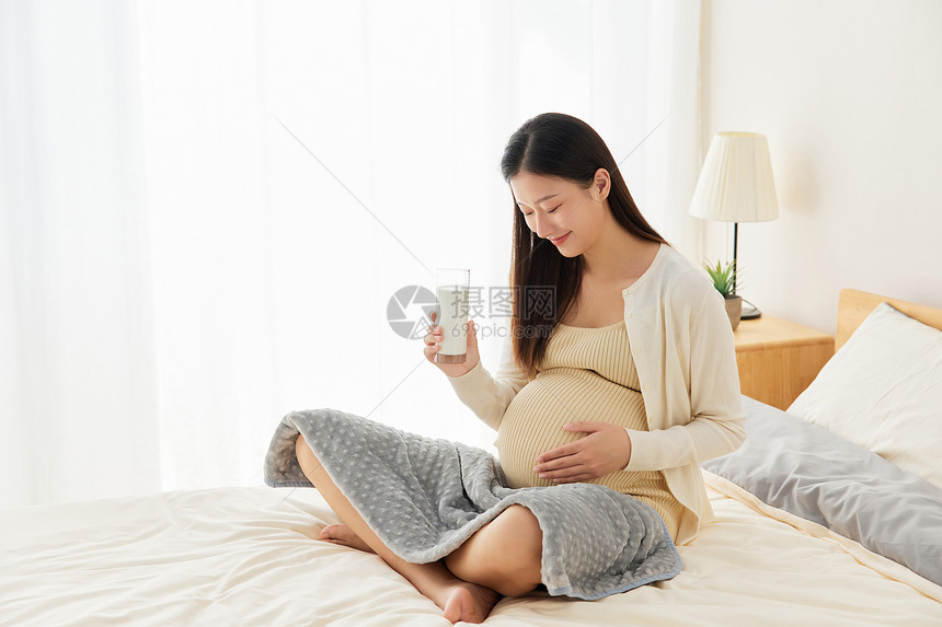 喝牛奶的孕妇妈妈图片