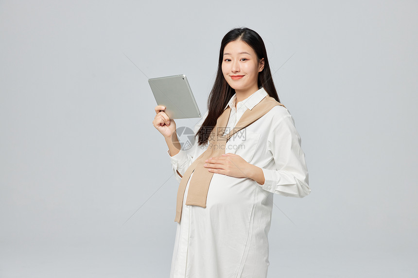 玩平板电脑的孕妇图片