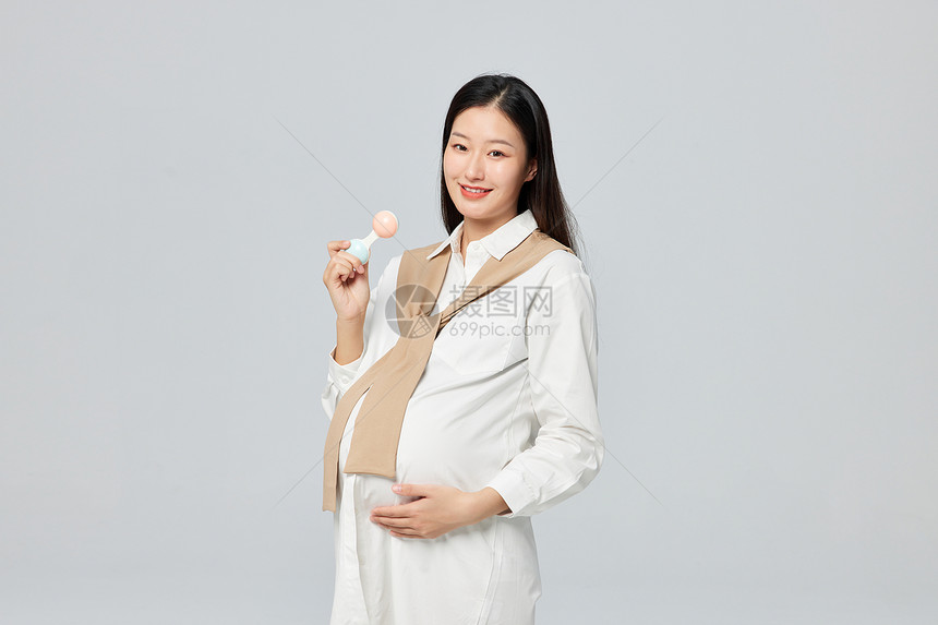 孕妇手拿婴儿玩具图片