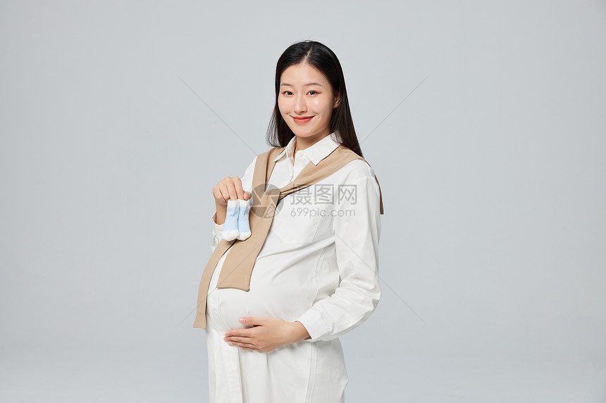 待产孕妇妈妈手拿婴儿袜图片