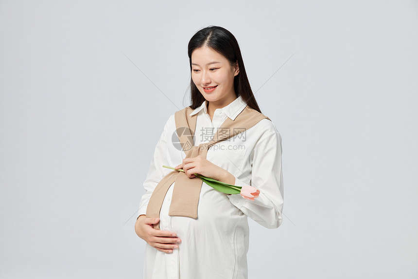 期待新生儿的孕妇妈妈图片